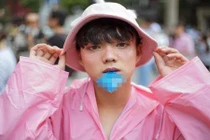 Thánh chửi bán hàng online bị ném đá khi chụp ảnh phản cảm