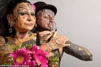 Rùng rợn bộ ảnh cưới xăm kín người của cặp đôi Argentina