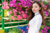 Hot girl Phở khoe sắc trong nắng xuân rạng rỡ