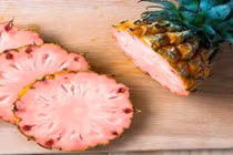 Dứa hồng từ ngoài vào trong khiến bà nội trợ mê mẩn