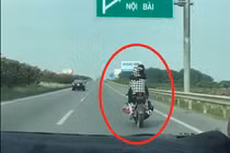 Ngồi xe máy kiều "lạ", cặp đôi khiến CĐM “toát mồ hôi lạnh“