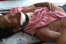 Cứu ông chồng bị vợ bạo hành, trói vào gốc cây