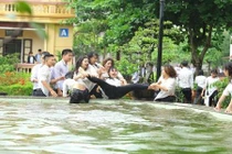 Đang chụp ảnh kỷ yếu bỗng trời đổ mưa, học sinh có bộ ảnh siêu lầy