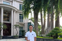 Ăn mặc giản dị, Quang Linh Vlogs "chốt" căn biệt thự nguy nga