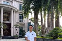 Ăn mặc giản dị, Quang Linh Vlogs "chốt" căn biệt thự nguy nga