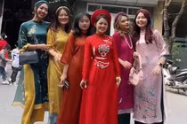 Hội bạn lên đồ ăn cưới lố, cô dâu bị lu mờ toàn tập