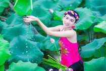 Nam sinh mặc yếm khoe lưng trần, dân mạng “cự cãi” nhau sôi nổi