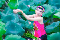 Nam sinh mặc yếm khoe lưng trần, dân mạng “cự cãi” nhau sôi nổi