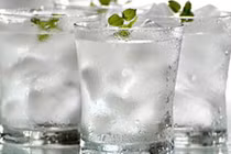 Chuyên gia bác tin uống nước lạnh sau bữa ăn có thể bị ung thư