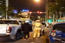 Hành động ấm áp tình người của CSGT Hà Nội giữa đêm đông giá lạnh