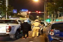 Hành động ấm áp tình người của CSGT Hà Nội giữa đêm đông giá lạnh