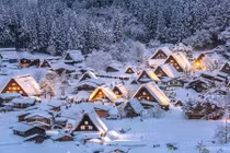 Giới trẻ thích thú với ngôi làng cổ toàn tuyết ở Nhật Bản