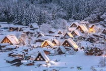 Giới trẻ thích thú với ngôi làng cổ toàn tuyết ở Nhật Bản