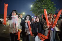 CĐV đội mưa rét tới cổ vũ ĐT Việt Nam tại AFF Cup 2024