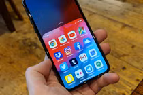 Thói quen cầm điện thoại cho biết điều gì về tính cách bạn?