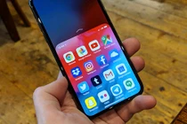 Thói quen cầm điện thoại cho biết điều gì về tính cách bạn?