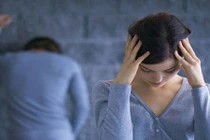 Nữ giáo viên chết lặng khi xem điện thoại của chồng chưa cưới