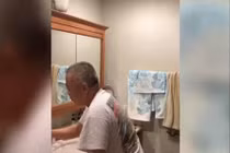 Video: Ông bố khốn đốn với cô con gái “lầy lội“