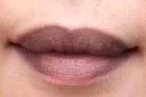 Bị thâm môi chữa hoài không hết, chị em có nên rủ nhau đi xăm môi?