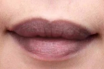 Bị thâm môi chữa hoài không hết, chị em có nên rủ nhau đi xăm môi?