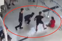 Hành khách dùng còng đánh chảy máu đầu nhân viên an ninh hàng không