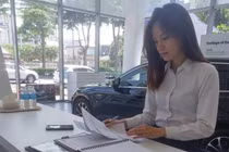 Đi mua ô tô gặp nhân viên xinh như minh tinh, chàng trai làm "điều này" gấp