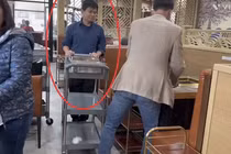 Đến quán lẩu của Khoa Pug, Vương Phạm xuất hiện với vai trò lạ