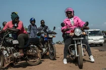 Cám cảnh cuộc sống phụ nữ lái xe ôm ở Liberia
