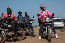 Cám cảnh cuộc sống phụ nữ lái xe ôm ở Liberia