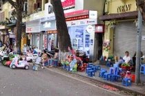 Phố đi bộ Hồ Gươm: Nơi giải trí hay tụ điểm bán hàng rong?