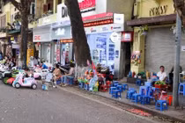 Phố đi bộ Hồ Gươm: Nơi giải trí hay tụ điểm bán hàng rong?