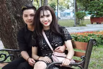 Khoảnh khắc ngọt ngào của cặp đôi chuyển giới chồng nữ vợ nam