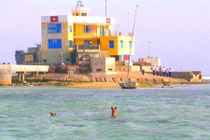 Dân mạng xúc động trước bài thơ về chú chó Trường Sa