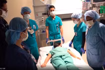 Video: Vì sao các bệnh nhân COVID-19 nên được đặt nằm sấp? 