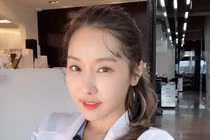 Nữ nha sĩ 50 tuổi "gây sốt" vì xinh đẹp như cô gái đôi mươi