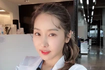 Nữ nha sĩ 50 tuổi "gây sốt" vì xinh đẹp như cô gái đôi mươi