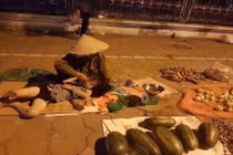 Hình ảnh 2 bà cháu mưu sinh trong đêm khuya khiến MXH xúc động