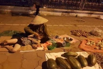 Hình ảnh 2 bà cháu mưu sinh trong đêm khuya khiến MXH xúc động