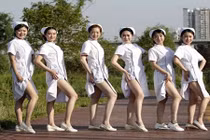 Nữ y tá TQ vén váy khoe chân chụp ảnh gây bức xúc