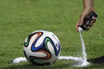 Đưa bình bọt tự hủy về V.League: Chuyên nghiệp hay "đua đòi"?