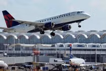 Hy hữu: Bò đi lạc "đại náo" sân bay quốc tế ở Ấn Độ