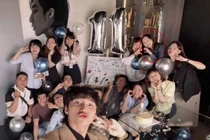 Chụp ảnh tập thể với công ty, nhan sắc gái xinh Hải Tú ra sao?