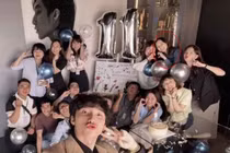 Chụp ảnh tập thể với công ty, nhan sắc gái xinh Hải Tú ra sao?