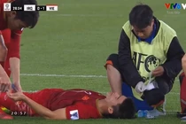 Xúc động hình ảnh Xuân Trường đổ nước rửa máu dính trên tay Duy Mạnh