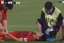 Xúc động hình ảnh Xuân Trường đổ nước rửa máu dính trên tay Duy Mạnh