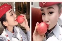 Hot girl hàng không gây sốc khi mở tiệm bán nụ hôn