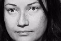 Khủng bố bằng tin nhắn chưa đủ, cô gái khỏa thân níu kéo doanh nhân giàu có