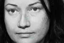 Khủng bố bằng tin nhắn chưa đủ, cô gái khỏa thân níu kéo doanh nhân giàu có