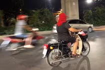 Thót tim với bà mẹ "ninja" 1 tay bế con, 1 tay lái xe băng băng