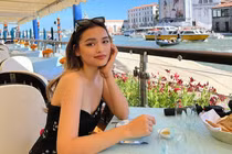 Cô nàng rich kid làng TikTok từng bị bố mẹ lừa nhà nghèo